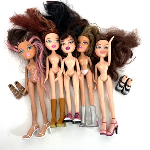 Paquete de 5 muñecas Bratz 2001 sin ropa con accesorios para zapatos - Imagen 1 de 6