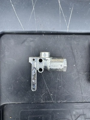 Válvula de control de bocina de aire Bendix 228013N operada a mano, suministro de 1/4 18 Npt, 1/8 Foto 1 de 2