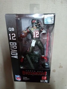 Tom Brady (Tampa Bay Buccaneers) CHASE Imports Dragon NFL 6” Figur Serie 1 - Bild 1 von 2