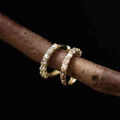 Aretes tipo argolla Huggie redondos de diamantes de 0,40 quilates en oro amarillo sólido de 14 K Foto 1 de 4