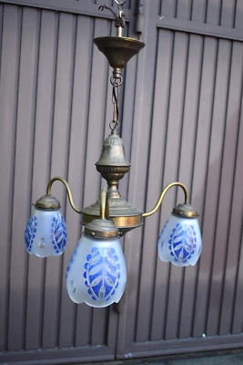 Lámpara de araña belga vintage 1950 cobre latón 3 grabados de vidrio azul pantallas lámpara Foto 1 de 4