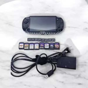 Sony Vita Negro PCH-1000 o 1100 con 3 Juegos Aleatorios + Tarjeta de Memoria 8GB + Cable - Imagen 1 de 11