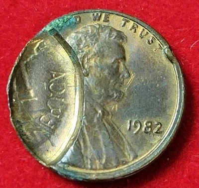 1982 Lincoln Memorial 1c One Cent ERROR Struck Through Coin 3.1 Grams Copper - Image 1 of 2