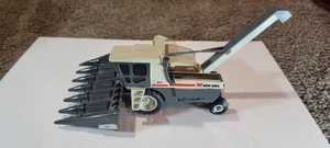 Vintage 1/32  Scale Models New Idea Uni Self Propelled Harvester 800C - Picture 1 of 8