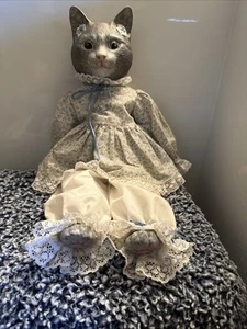 KATZENPUPPE mit PORZELLANKOPF/FÜSSE/PFOTEN, STOFFKÖRPER - Bild 1 von 7