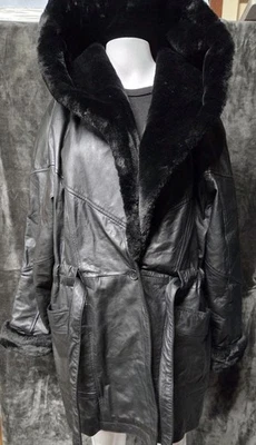 Женщин Pelle клуб длинный кожаная куртка сужающийся талии меха капюшон и манжеты на пуговицах - Изображение 1 из 4
