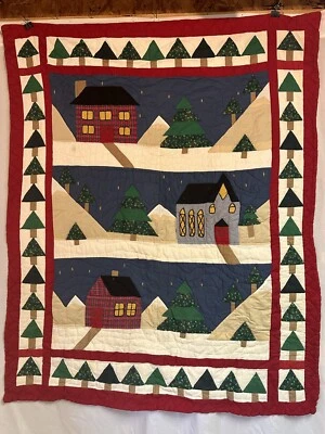 Edredón hecho a mano ChristmasVillageScene bordeado por árboles de Navidad 46"W 56"L Foto 1 de 4
