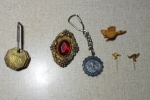 Vintage KANGAROO Duck Pins Brooches Brass Tool Check Keychain Misc Lot - Picture 1 of 10