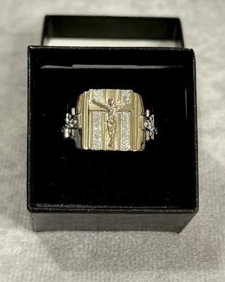 Anillo de diseñador crucifijo de diamantes enchapado en oro de 14K para hombre. Talla 11 Foto 1 de 4