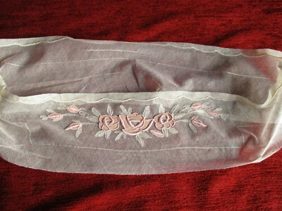 Empiècement de chemise ancien (1930)  brodé main en couleurs 1,04 m x 11 cm - Photo 1/4