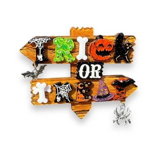Broche de Halloween truco o trato con lápiz labial y cromo murciélago y araña colgante - Imagen 1 de 4
