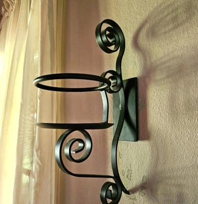 Aplique de pared grande de metal negro Foto 1 de 4