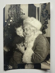 Fundfoto gruseliger Weihnachtsmann mit Junge Vintage Weihnachten Urlaub Szene 50er Jahre - Bild 1 von 8