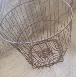 Antigua cesta de alambre trenzado oxidado antigua granja jardín cosecha de huevos 14" X 11 - Imagen 1 de 7