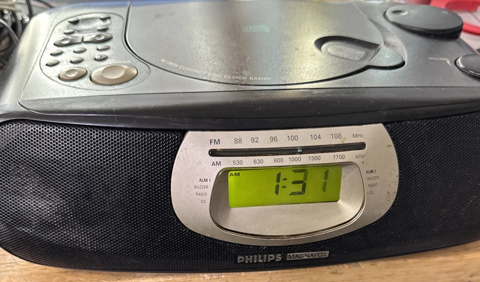Philips Magnavox AJ 3925/17 Compact Disc Clock Radio With CD & Alarm Black - Image 1 of 4