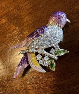 Hermoso broche clásico vintage firmado KC púrpura esmalte pájaro y estrás - Imagen 1 de 6