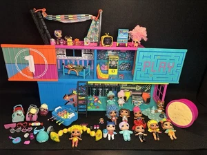 LOL Sorpresa Skate Clubhouse Con 12 Muñecas 4 Mini Muñecas Mascotas Muchos Accesorios - Imagen 1 de 18