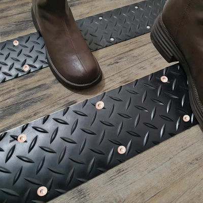 "Punos de goma para escaleras exteriores para peldaños de madera atornillados, 31,5"" x 4"" (paquete de 2) no"  Foto 1 de 4