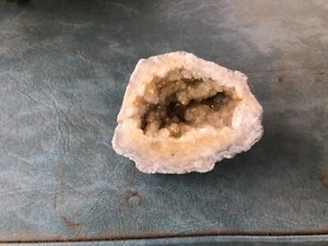Natürliche grobe Geode halb geschnitten Stein 5" und 27 oz, - Bild 1 von 2
