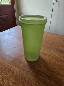 Vtg Tupperware Juice Container 261-10 with Clear Tupper Seal Lid 215-20 Green - Picture 1 of 5
