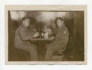 Soldatini epoca seconda guerra mondiale che si godono una birra e un fumo US Army Air Force insegne - Foto 1 di 2
