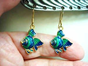 1 1/2" Ohrhänger vergoldet blau grün Cloisonne Stil Koi Fisch Ohrringe - Bild 1 von 4
