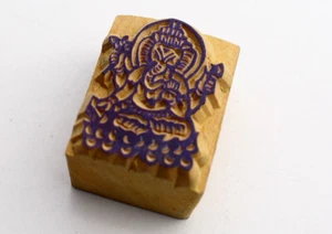 Mini bloque de madera tallado en loto de Lord Ganesha sentado en loto - Imagen 1 de 2
