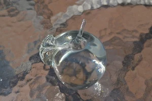 Briefbeschwerer Clear Crystal Apple 1982, signiert, datiert & beschriftet, M170 - Bild 1 von 4