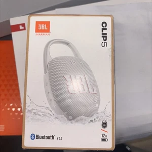 Altavoz inalámbrico portátil impermeable JBL Clip 5 (blanco) - Imagen 1 de 6