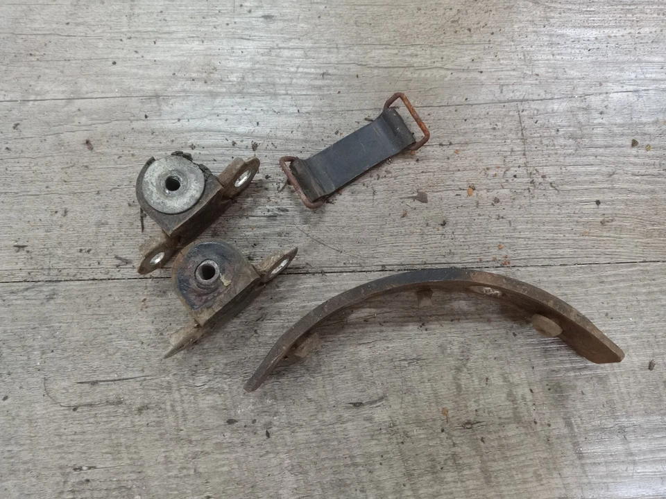 1982 YAMAHA YZ 125 бензобак крепления yz125 yz125j oem оригинал - Изображение 1 из 1