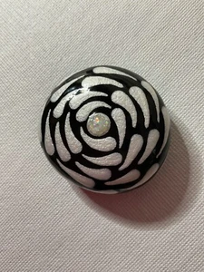 Pearl White Whirlpool Mandala - handbemalter Felsen - von Jadel - Bild 1 von 6