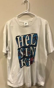 Camiseta HELSINKI Vintage Años 90 Nike Blanca Gráfica RARA DIFÍCIL DE ENCONTRAR - Imagen 1 de 5