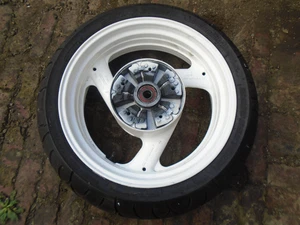 YAMAHA FZR 1000 EXUP 1989-90 Rear Wheel & Tyre - Picture 1 of 2