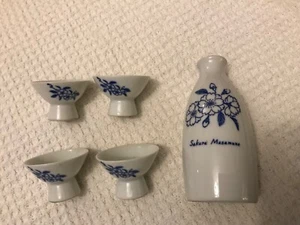 Juego de 4 tazas de sake de porcelana asiática vintage azul y blanco Japón y contenedor de saki - Imagen 1 de 9