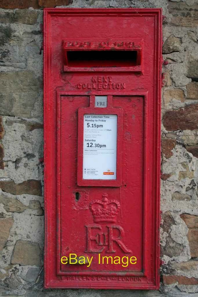 Photo 6x4 Elizabeth II Postbox Keighley Road Oakworth Bogthorn Set into c2008 - Image 1 of 1