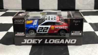 Joey Logano #22 Pennzoil Throwback 2023 Mustang 1:64 Scala C222365PZTJL Action - Immagine 1 di 4
