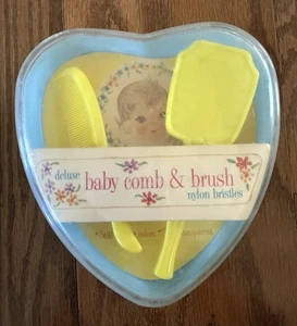 Set Spazzola e Pettine Bambino Vintage Scatola Originale a Forma di Cuore Setole Nylon Giallo - Foto 1 di 4