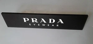 PLACA DE EXHIBICIÓN CON LOGOTIPO DE GAFAS PRADA EN NEGRO PLEXIGLÁS - Imagen 1 de 4
