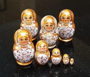 Ass.(One) Nesting doll Wood carved and Hand painted Matryoshka 4" Tall - Picture 1 of 3
