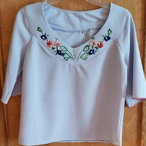 Schönes Set Bluse und Rock mit Blumenmotiven auf blauem Stoff - Bild 1 von 12