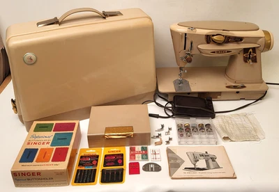 Singer 500A Slant-O-Matic Rocketeer Nähmaschine mit viel Zubehör. Näht super - Bild 1 von 4