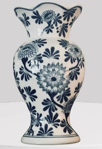 Vintage Blue & White Chinoiserie Vase! Unique Opening! Stunning Classic! - Picture 1 of 12