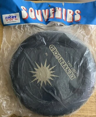 Lote Denver Oro USFL Auténtico Recuerdo Parachoques Pegatina Botones Frisbee Llaveros Foto 1 de 4
