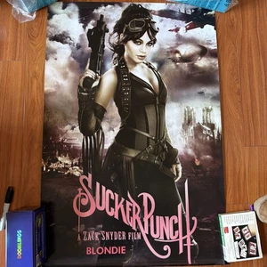 Sucker Punch - Poster/Stampa Film (Bionda) (Dimensioni: 24" X 36") - Foto 1 di 16