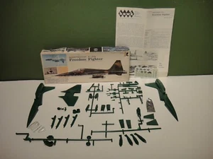 HAWK - 1/4 Inch Scale - 1966 - Freedom Fighter F-5A - #560-100 - Parts or Repair - Picture 1 of 18