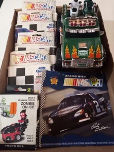 Hess Pickup Truck mit Motorrädern und NASCAR Raumbegrenzungen, Buch & Zombie On Ice - Bild 1 von 5