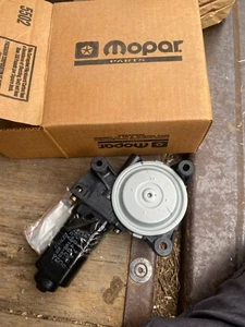 (1) NOS 1996-2000 Mopar Dodge Grand Caravan Front Door Power Window Motor Right - Picture 1 of 7