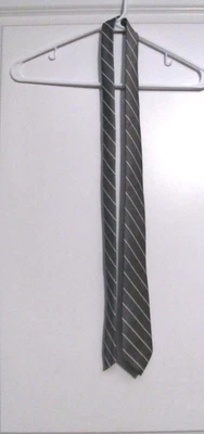 CORBATA DE SEDA PURA WING LEE VINTAGE USADA PARA HOMBRE - RAYAS GRIS, ROSA Y BLANCO Foto 1 de 4