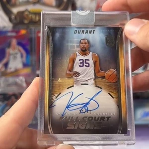 2023-24 Topps Tres Kevin Durant Letreros de Corte Completa Automático #21/49 Encastrado y Sellado - Imagen 1 de 3