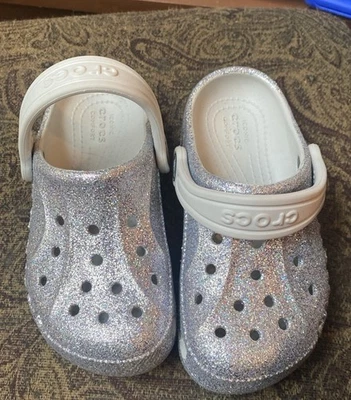 Zueco Crocs Unisex-Niño Clásico Plateado Brillo Talla C10 NUEVO Nunca Usado Foto 1 de 3